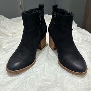 Blondo waterproof booties in size 5